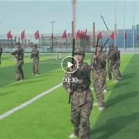 華高軍訓結營：海軍護旗手現(xiàn)場助陣，方...